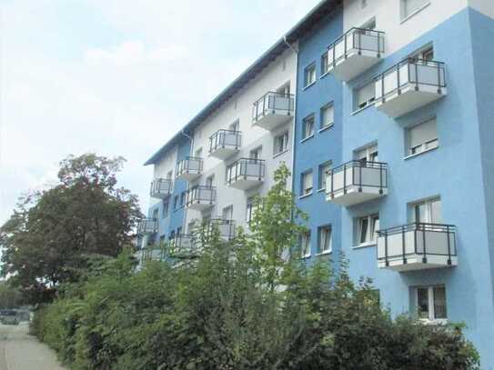 Willkommen Zuhause: Renovierte 2-Zimmer-Wohnung mit Balkon und Einbauküche in toller Lage!