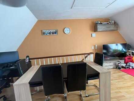 Geschmackvolle Maisonette-Wohnung mit zweieinhalb Zimmern sowie Balkon und EBK