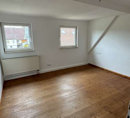 Helle Dachgeschosswohnung mit Einbauküche