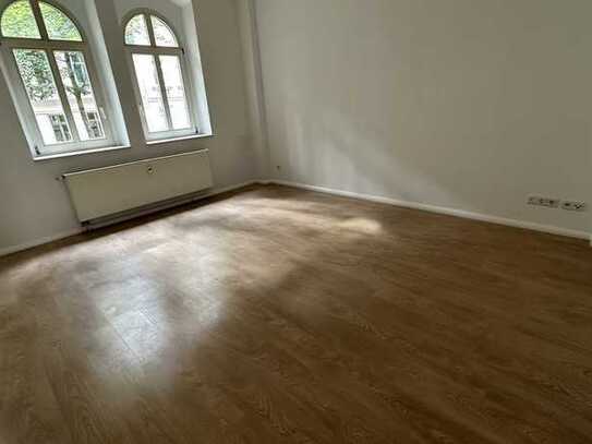 Frei ab 1.5.25 ! Laminat und großer Balkon u.v.m.