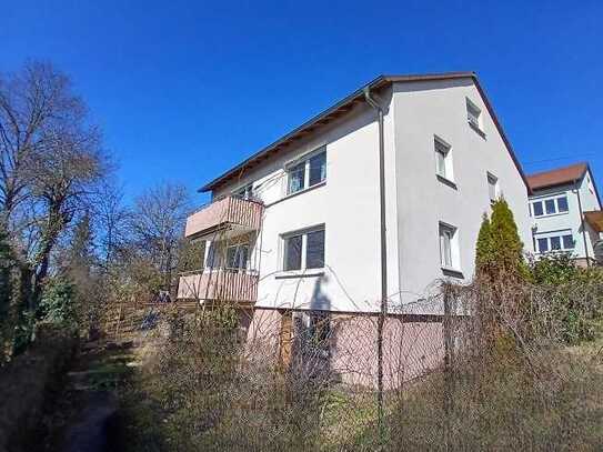 Zweifamilienhaus in schöner Lage mit
Garten und Garage.