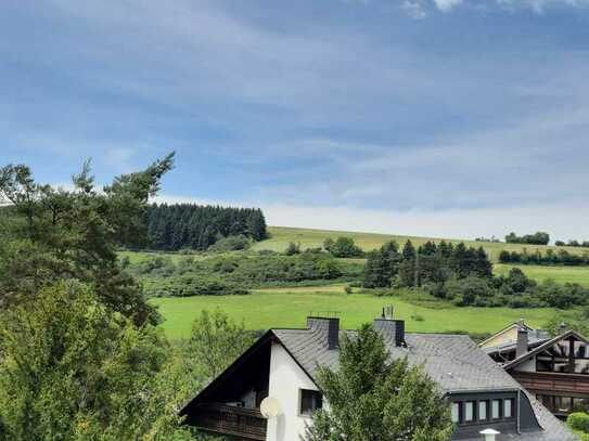 Weitblick genießen und schön wohnen - Penthouse/Eigentumswohnung in Hanglage, neuwertig