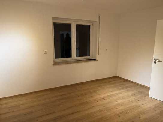 Geschmackvolle 4,5-Raum-EG-Wohnung mit gehobener Innenausstattung mit Balkon + Terrasse in Bissingen