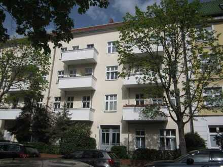 Sanierte/renovierte 2 Zimmer Wohnung mit Balkon und Wannenbad in Adlershof