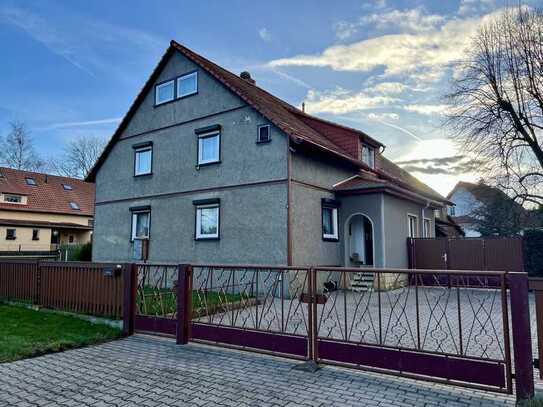 größtenteils saniertes Ein- oder Zweifamilienhaus mit ca. 201 qm Wohnfläche, Nebengelass und Garten