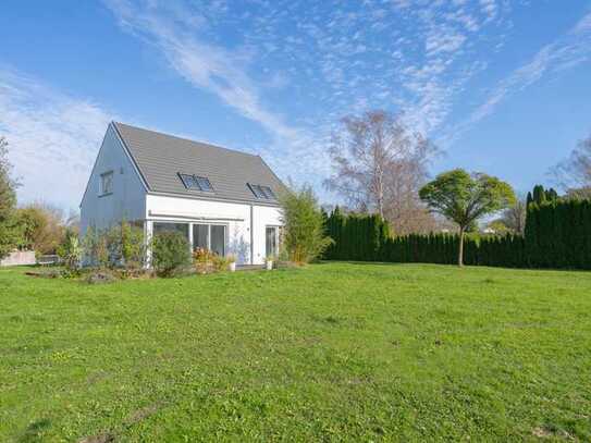 Sopart Immobilien - Freistehendes Einfamilienhaus mit riesigem Garten - energieeffizient und modern