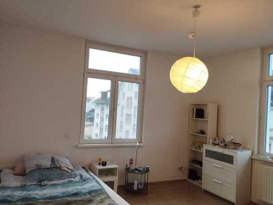 Möbliertes schönes und helles WG-Zimmer (Frauen) in Rödelheim