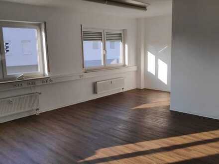 helle und großzügige Büro-/Praxisräume mit Balkon in Kirchheim