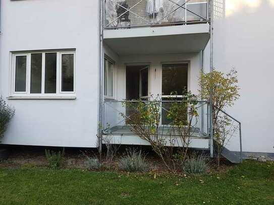 Geschmackvolle Hochparterre-Wohnung mit zwei Zimmern sowie Balkon, Garten und Einbauküche