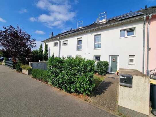 SCHICKES REIHENMITTELHAUS MIT TERRASSE, GARTEN, KELLER UND 2 PKW-STELLPLÄTZEN