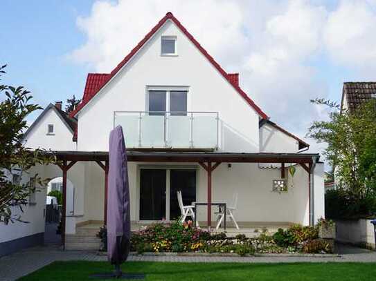 Modernisiertes Einfamilienhaus mit großem Garten und Balkon zur Vermietung