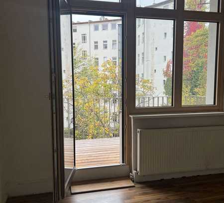 Bezugsfrei! Altbauwohnung in Kreuzberg mit 3 Zimmern und Balkon!