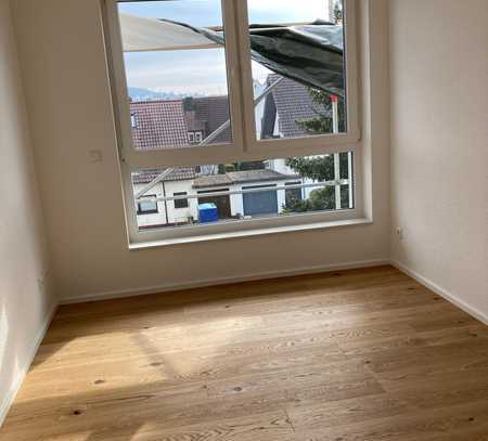 Erstbezug: Schöne, helle 3-Zimmer-Wohnung mit Einbauküche, Balkon und Dachterrasse