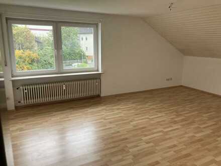 Schöne 2-Zimmer-Dachgeschosswohnung mit EBK in Hallstadt