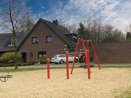 Großzügiges Haus mit Garten und Spielplatz vor der Tür in Lienen