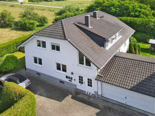 Stattliches Zweifamilienhaus mit großem Garten in gepflegter, naturnaher Ortsrandlage