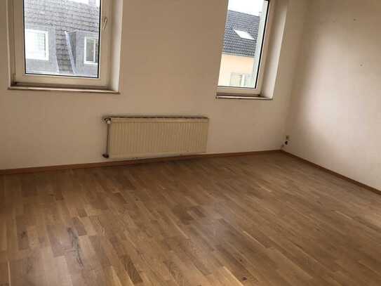 Sanierte Wohnung mit vier Zimmern und Balkon in Krefeld