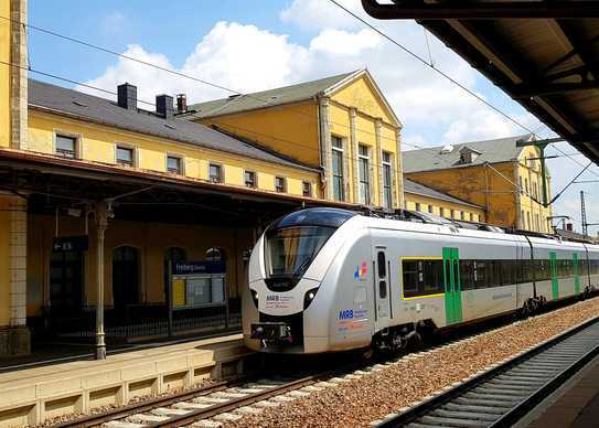 MEGA -》AM BAHNHOF 14 / 2 ZI OASE, EINBAUKÜCHE MÖGLICH !!