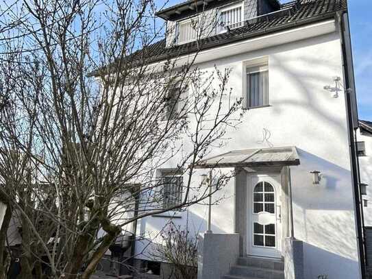 Einfamilienhaus mit erschlossenem Baugrundstück – in beliebter Lage nahe Neubaugebiet Heckenborn.