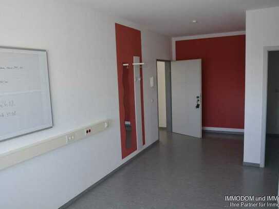 Moderne Büroeinheit mit 3 Zimmern plus Foyer zu vermieten!