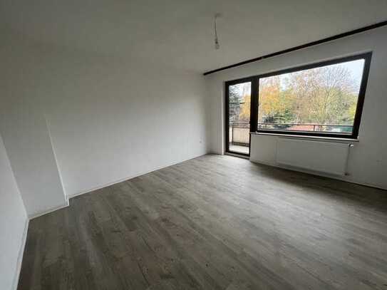 Erstbezug nach Sanierung mit Balkon und EBK: Schöne 3-Zimmer-Wohnung mit geh. Innenausstattung