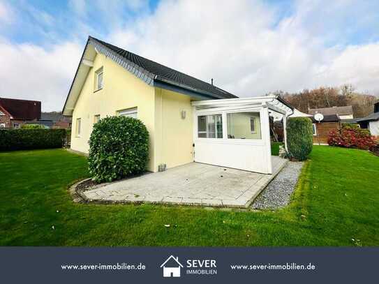 Stilvolles Einfamilienhaus mit Gartenidylle, Carport und großzügigem Dachboden