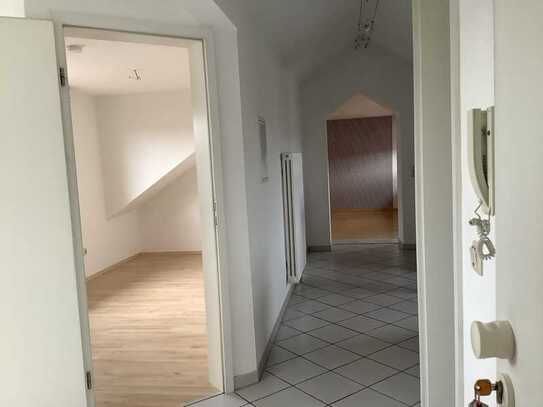 von privat: gepflegte 4-Zimmer-DG-Wohnung mit Loggia und EBK in Sinsheim