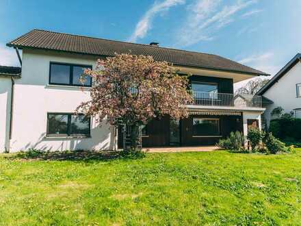 Kümmelberg - Zweifamilienhaus mit Pool und Weitblick in Bestlage