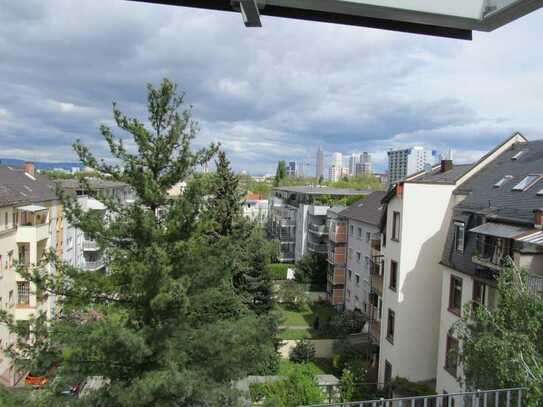 Hochwertiges, großzügiges 2 Zimmer Dachstudio in zentraler Lage in Niederrad