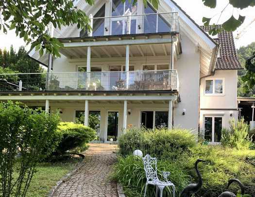 Elegante Villa mit großzügigem Garten, Swimmingpool und herrlichem Seeblick