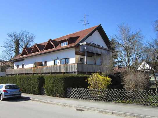 Idyllische Maisonette Dachgeschoss Wohnung mit Loggia und Balkon im Ortsteil Buch!