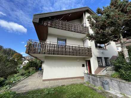 2 Zimmerwohnung mit Einbauküche, Pkw-Stellplatz und großer überdachter Terrasse mit Panoramablick