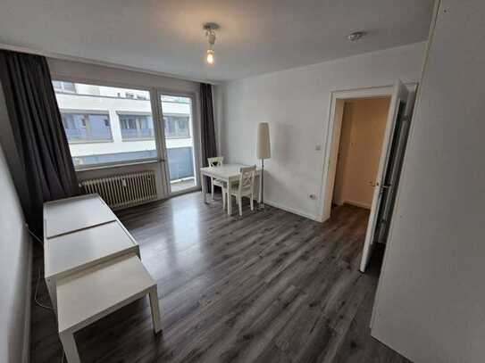 Helle 1 Zi-Whg.+Balkon | Aufzug im Haus | 930 EUR Warm inkl. Strom | FFM Innenstadt