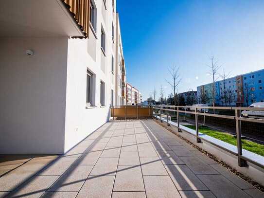 Terrasse, Balkon, Wanne/Dusche und Gäste-WC. Familienwohnung im Süden Radebergs.