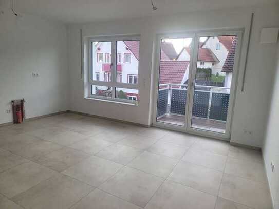 3 Zimmerwohnung zum Erstbezug mit Balkon, Einbauküche und PKW-Stellplatz