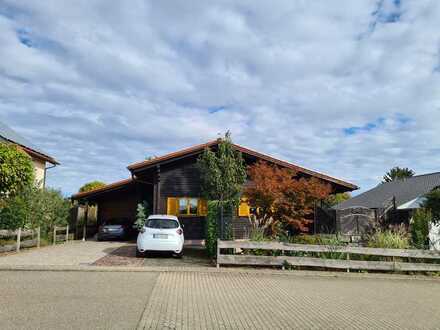 Holzblockhaus mit großem Garten, Pool und Photovoltaikanlage in ruhiger Wohnlage