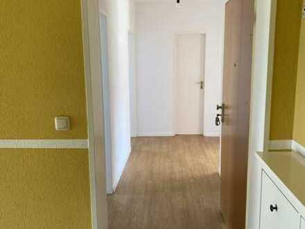In Martinsried: Gepflegte 3 Zimmer Wohnung mit 2 Süd Balkone in einem 5 Familienhaus