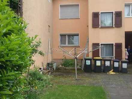 * Mehrfamilienhaus gepflegt * beliebte Altstadtlage Schwanheim, ruhige Sackgasse, mit 3 Wohnungen...