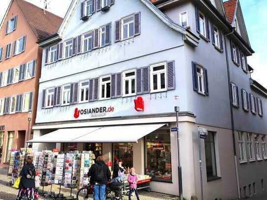 Große Praxisfläche mit Blick auf den Marktplatz