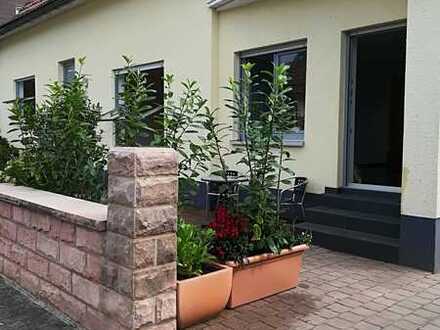 helle , sonnendurchflutete Wohnung in ruhiger gepflegter Ortsrandlage mit direkter Busanbindung.