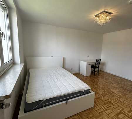 MÜNCHEN - 4er WG - schönes Zimmer in top Lage in WG verfügbar