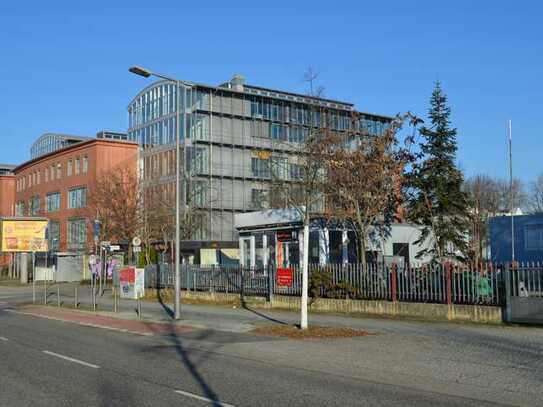 Freifläche mit Garagen + Lager + Bürocontainer am Groß-Berliner-Damm - Berlin Adlershof