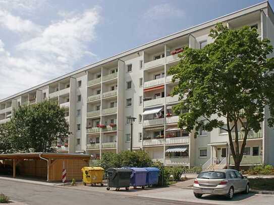 Hier lädt ein großes Wohnzimmer zum Verweilen ein - großzügige 3 Raumwohnung mit Balkon!