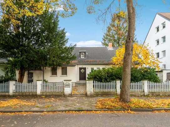 Attraktives Einfamilienhaus auf großem Grundstück in Düsseldorf-Lohausen.