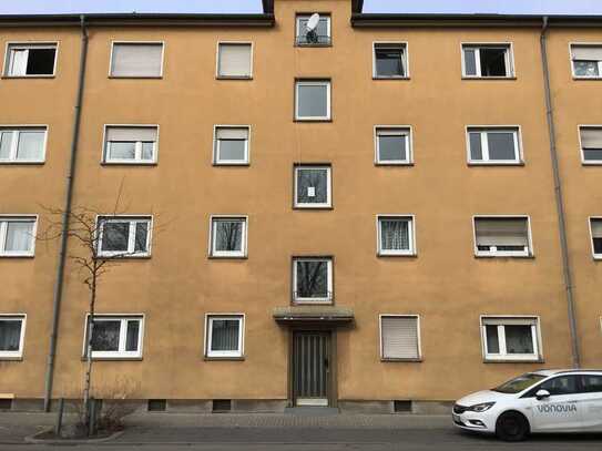 Erstbezug nach Sanierung. drei Zimmer im Zweiten Obergeschoß, Balkon auf der Rückseite