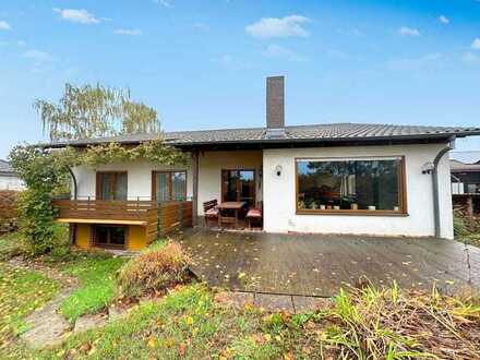 Großzügiger Bungalow mit ELW, schönem Garten und Teich, große Garage in ruhiger Wohnlage