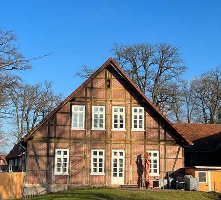 idyllisches Bauernhaus unter Eichen mit viel Platz