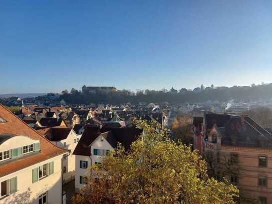 Zentrale 3,5-Zimmer-Wohnung mit Süd-Balkon, tollem Blick und neuer Einbauküche