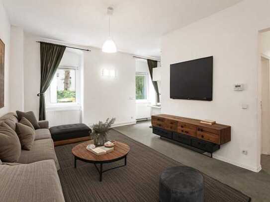 Ideally situated at Hobrechtbrücke. Move in ready studio apartment within green courtyard setting.