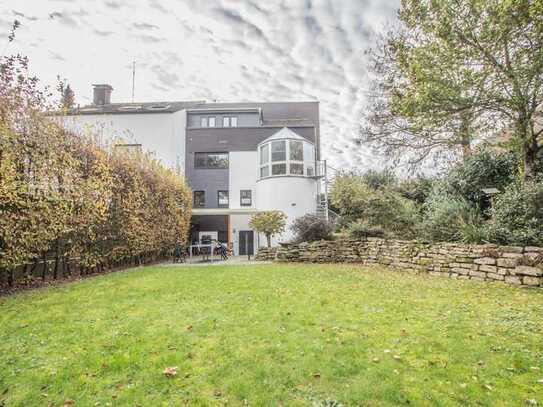 Geräumiges Zweifamilienhaus mit großzügigem 
Garten in Hockstein